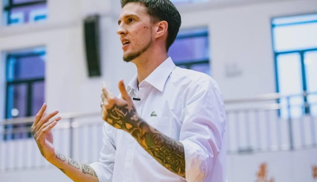 「上海男篮」吃里爬外的“叛徒”,姚明出重拳,现已被立即开除掉