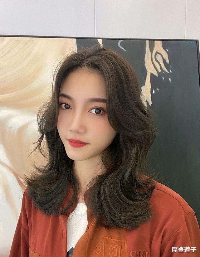 连衣裙|张靓颖的“公主切”刘海太惊艳，配上藏青色连衣裙，气质冷艳高贵