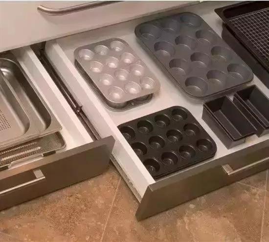 【】厨房踢脚板别封死,裁成一段一段的,装上滑道收纳翻倍更隐蔽!