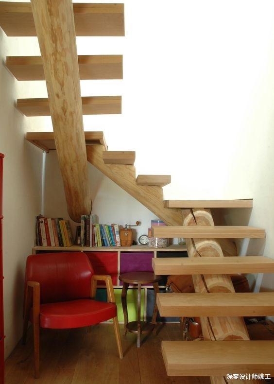 |又发现了一个楼梯新样式，搬根木头回家，锯成3节固定墙上很省钱
