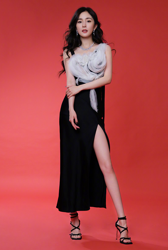 杨幂|求求杨幂别卖少女人设了！未修生图流出，一脸愁容就是老阿姨