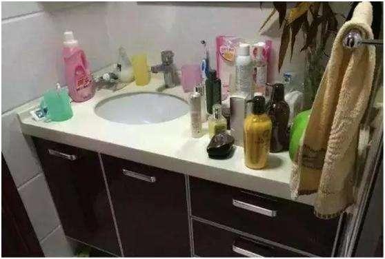 洗手台物品总被水溅湿？这款防溅水收纳架拯救你！带旋转门更贴心