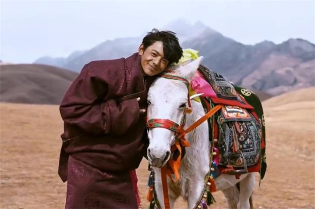 郑伊健|丁真家基因有多强？舅舅酷似郑伊健，弟弟竟长了一张国际超模脸