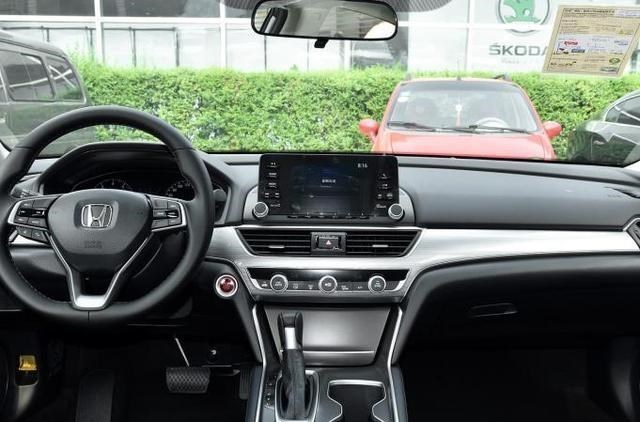 本田雅阁▲开过大众帕萨特，再开本田雅阁，谁档次更高？车主分享驾驶感受