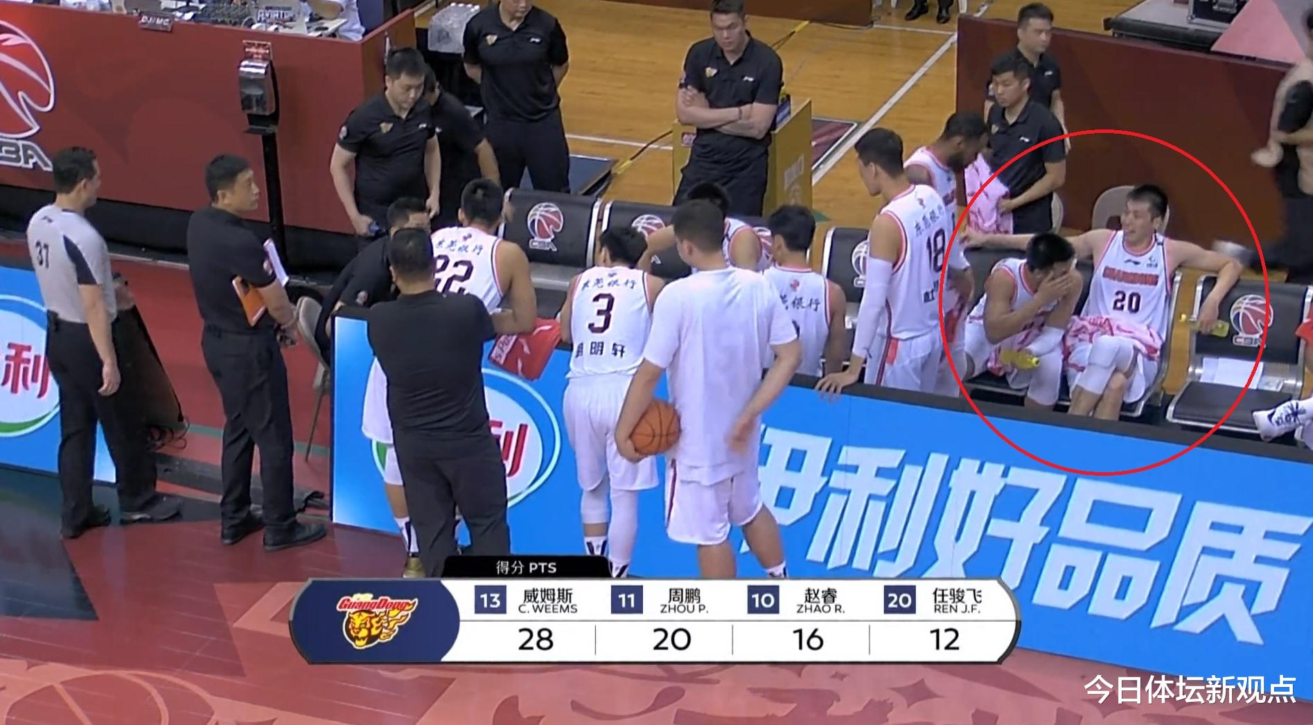 广东男篮|太轻松！杜峰布置战术，任骏飞却在一旁翘起二郎腿，说不出的惬意