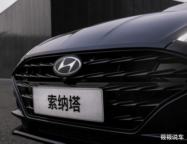 现代索纳塔|现代总算做对了!为年轻人打造“撩妹车”,油耗5.6L,比大众CC有魅力
