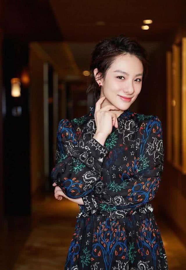 「刘璇」“体操皇后”刘璇41岁怀二胎，丈夫陪伴挺巨肚现身，身体素质超强走路带风