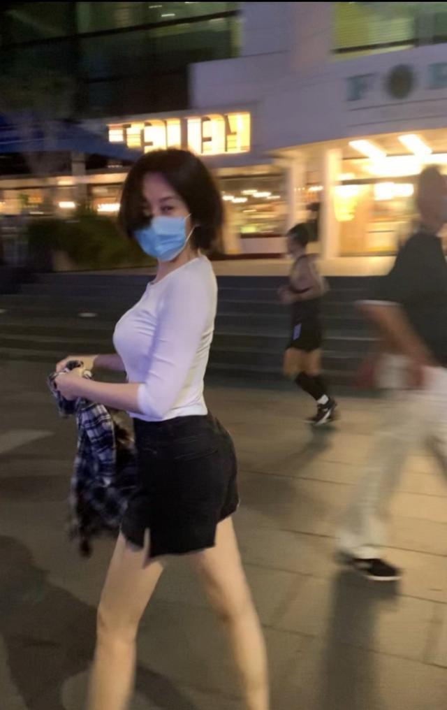 许晴|51岁许晴被网友偶遇，蚂蚁腰细腿抢镜，身材妖娆但至今无人娶