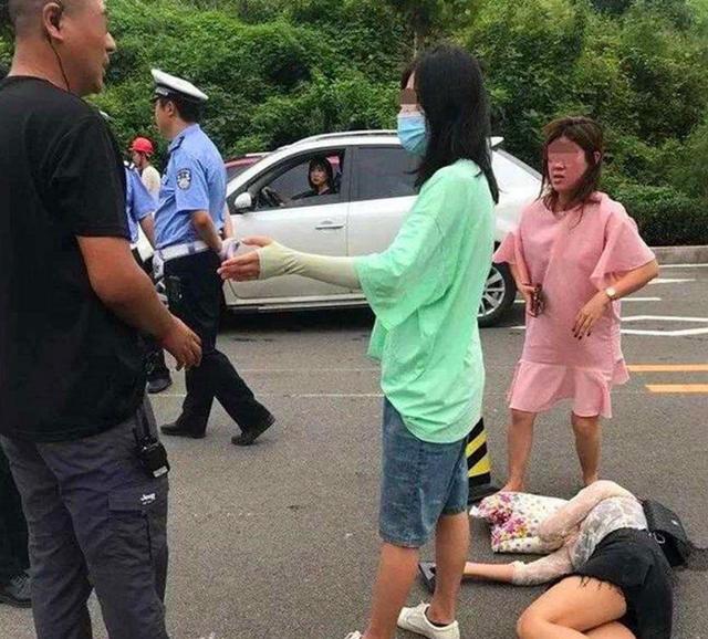 |男子街头和3女子互殴，衣服被扯破，脸上也被抓出血痕：太狠了
