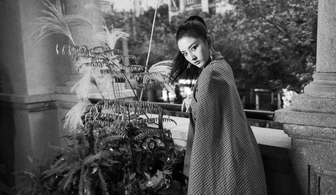 周游|童星光环出道，手持逆天资源，可这位小花怎么越来越网红了？