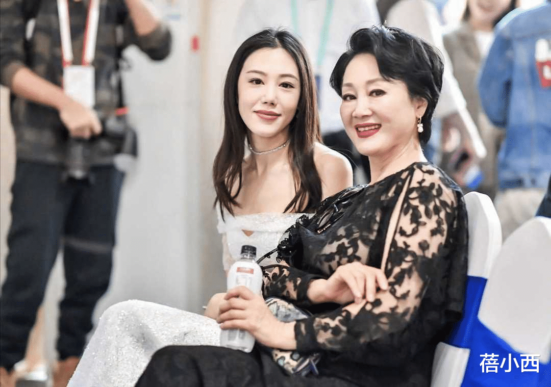 连衣裙|王姬剪了短发减龄至少20岁，穿蕾丝连衣裙亮相，看不出是60后