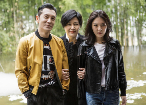 「李咏」李咏52岁冥寿,因癌美国去世,妻子却定居美国不归?真相浮出水面