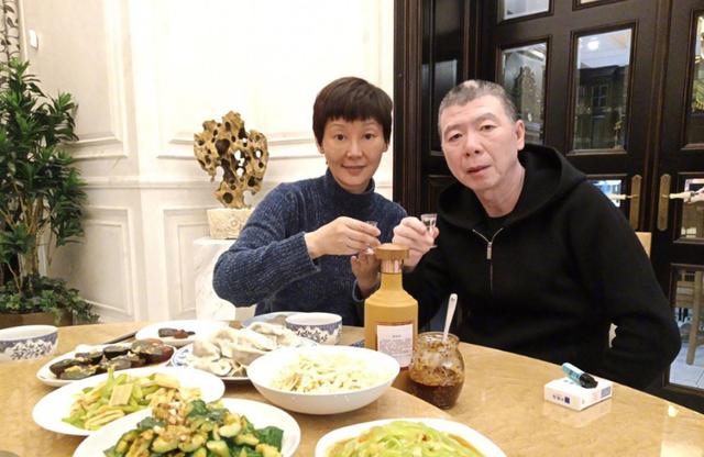 【冯小刚】冯巩和冯小刚，两人都姓“冯”，隐藏28年的关系，冯小刚已表后悔