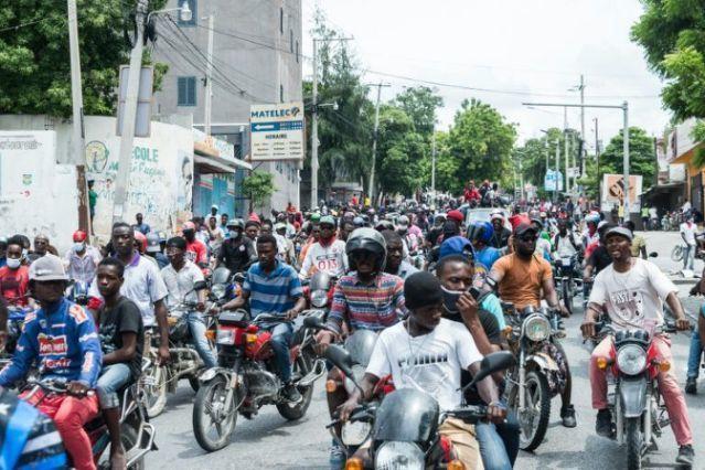 海地警察持槍抗議要求漲薪並釋放被扣同僚，首都陷入停頓-圖3