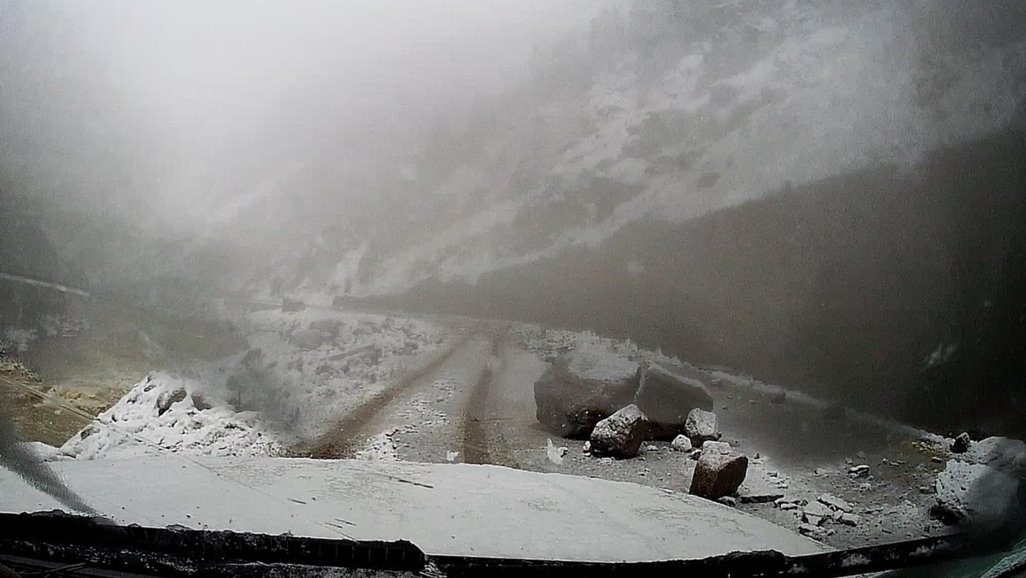 塌方|川藏318最容易断路的地段，一路塌方落石不断，带你体验惊魂自驾
