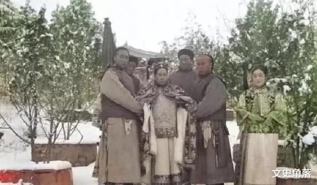 慈禧太后▲100年前，慈禧去世前彩色照片，公园看雪，不惧严寒却冻坏宫女