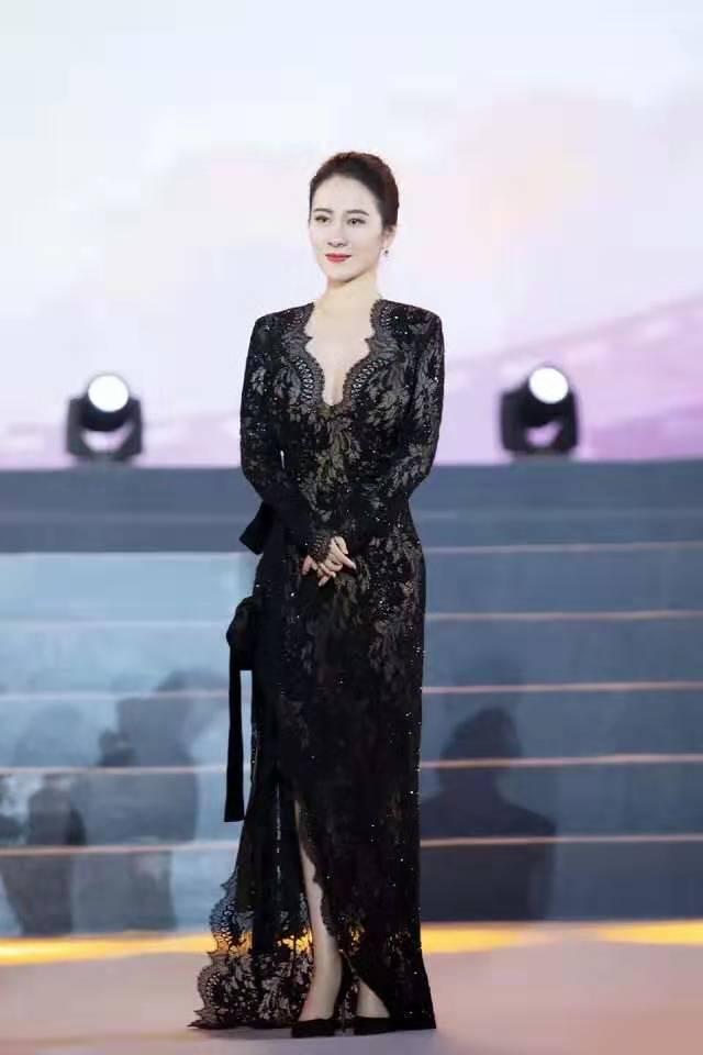 39岁叶璇穿绿色卫衣配牛仔不显腰身,撞脸黎明