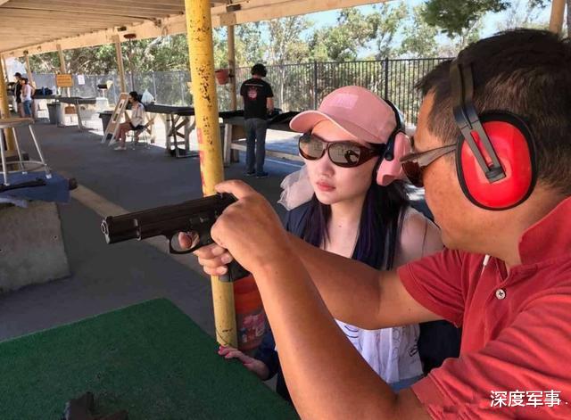 「美国」美国华人组建武装卫队，女人拿起突击步枪：不让印尼悲剧重演