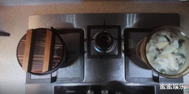 周笔畅▲周笔畅家有2个厨房，开80万车去买菜，一人做鸡腿饭吃已独居15年