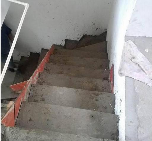 |农村老家翻盖房子,现浇的楼梯,省钱又实用,大家觉得怎么样?
