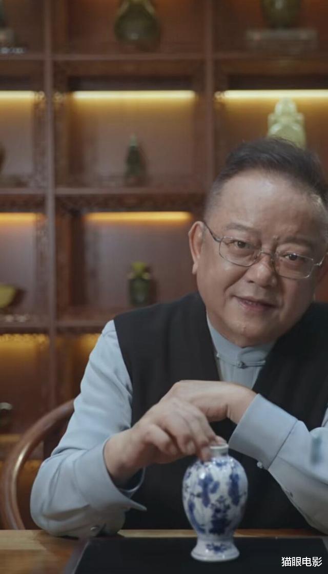王刚|71岁王刚晒近照却意外露富,厨房安电话,大厅还摆着石狮子