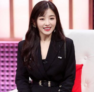 「张含韵」13年前，主持人强行举起“合成照”后，张含韵的眼泪映射出无良人性