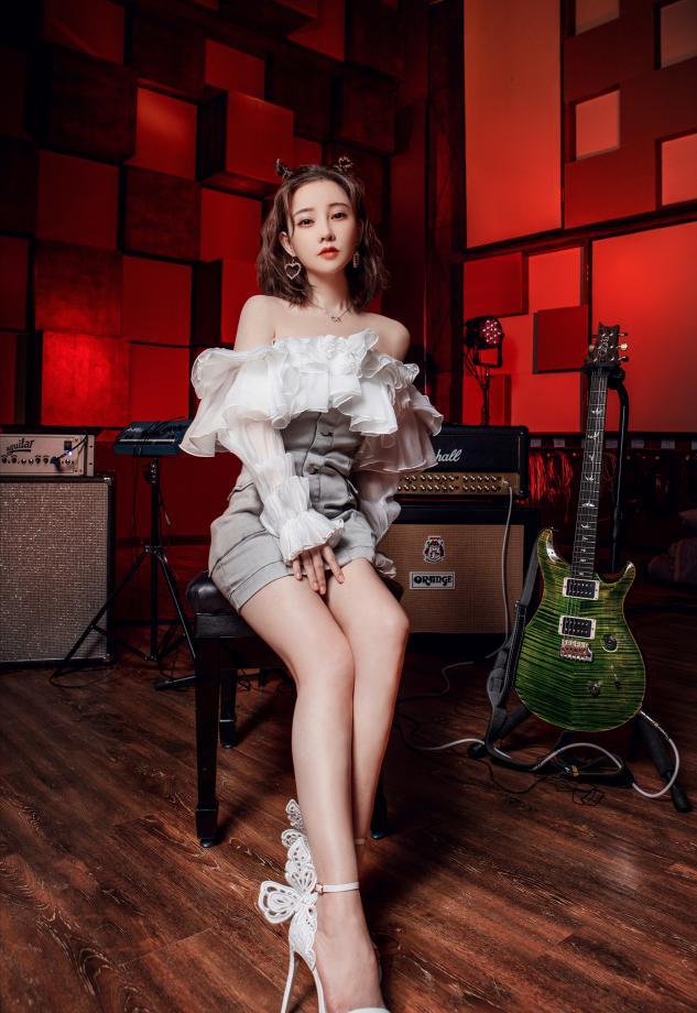 音乐节|冯提莫上音乐节穿齐臀短裙,可盐可甜宛如十八岁少女