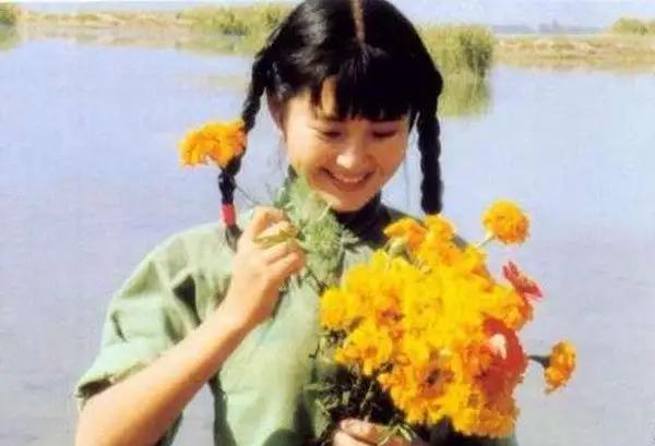 「许晴」与小20岁男星“恋爱”，4段感情都虐，51岁的许晴真“骚”真软