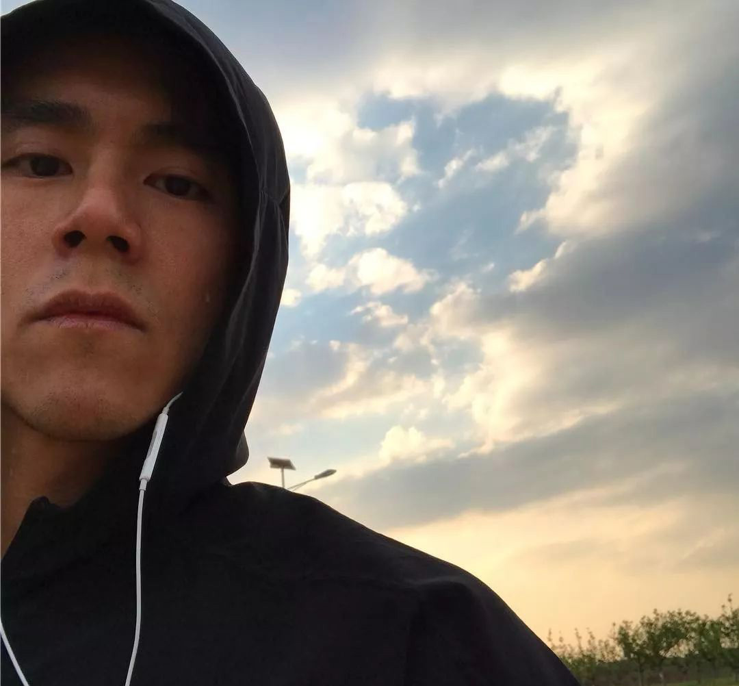 李佳琦:李佳琦回应吸烟,只是个主播!而吸烟对健身又有什么影响?