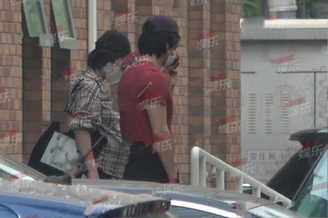 「刘璇」“体操皇后”刘璇41岁怀二胎，丈夫陪伴挺巨肚现身，身体素质超强走路带风