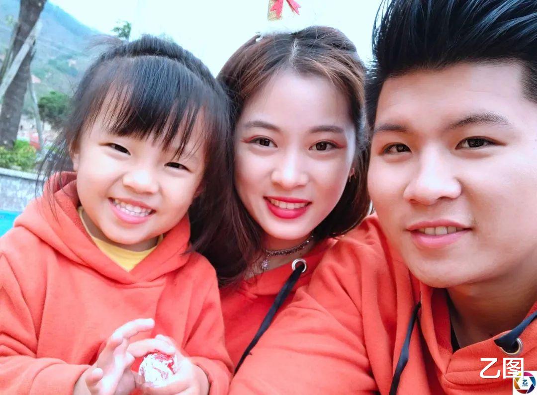 乙图|打工小夫妻双双失业，又遭女儿患病，无奈扮超人街头摆摊卖鞋