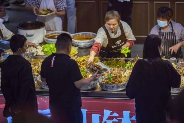 洪崖洞|洪崖洞名场面！打挤惨了 下雨也“赶”不跑游客