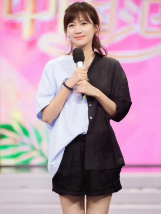 西装|不扮嫩的徐静蕾却穿老了，黑丝袜配短裤有点土，真是靠颜值撑着