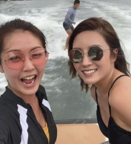 黄百鸣|74岁黄百鸣老当益壮，携3美女开船上派对，赤裸上身大秀6块腹肌