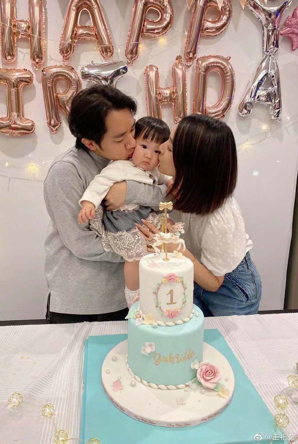 『王祖蓝』王祖蓝女儿越长越美，头戴发卡穿粉红裙子，手指镜头笑得超可爱！