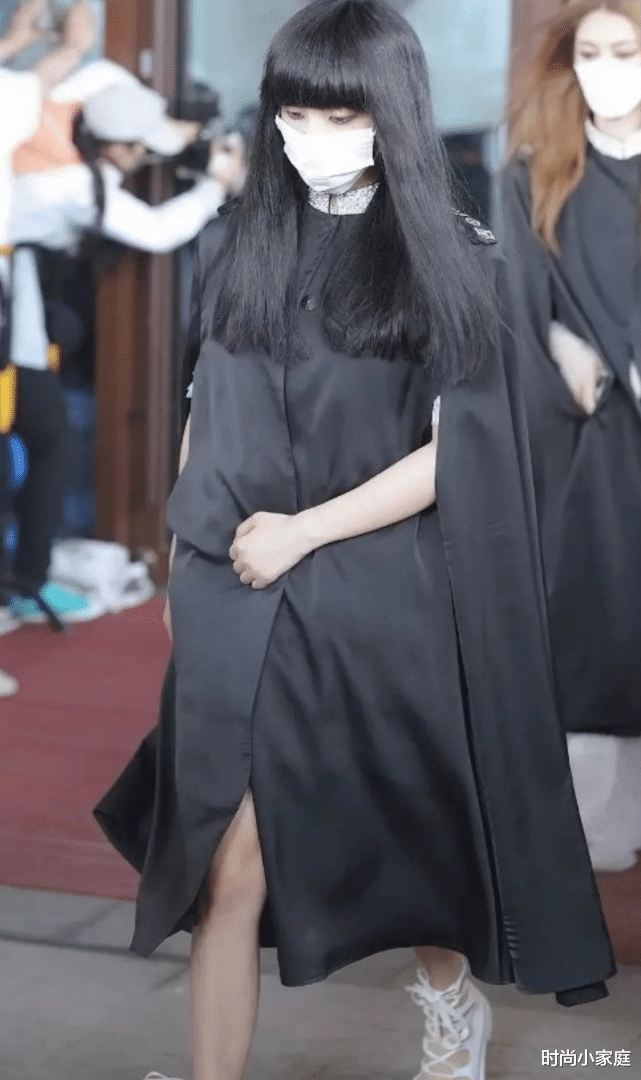 『杨超越』难怪杨超越从不留齐刘海，当看清她换发型的近照，粉丝直呼不敢认