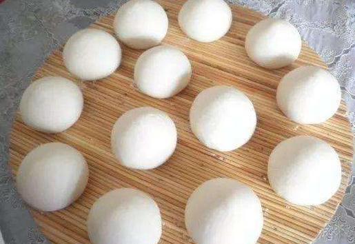 馒头@蒸馒头别只会酵母和白糖!多加一点它,10分钟发满盆,馒头还香软