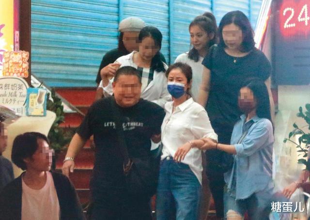 #林心如#林心如杀青聚餐，走路需要助理扶，素颜肤色是最黑的！