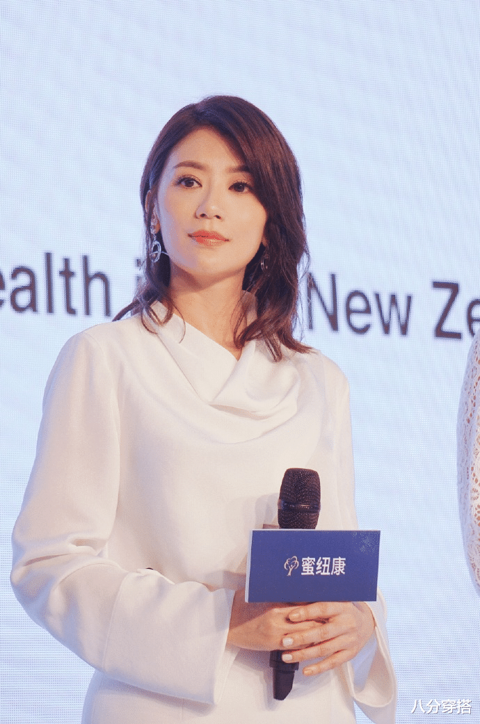 #雪纺#贾静雯气质太端庄！身穿雪纺上衣搭配半身裙优雅高贵，韵味十足