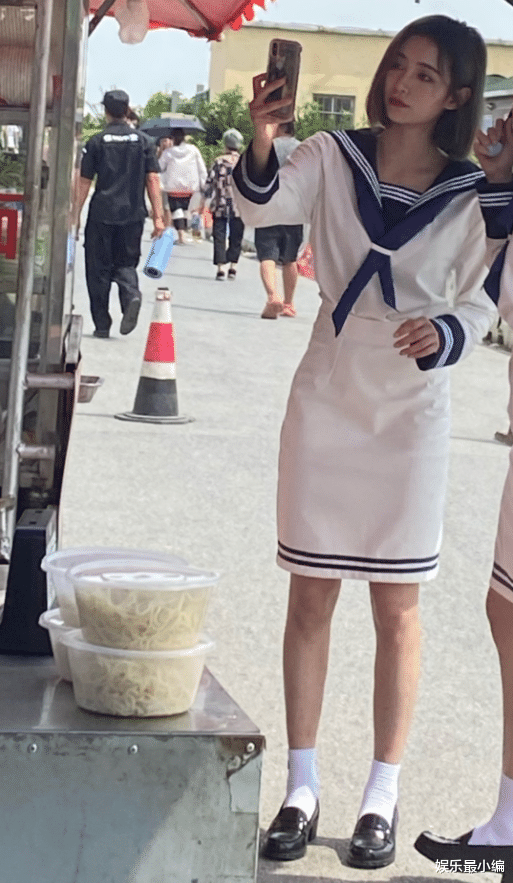 许佳琪|许佳琪买凉皮被拍下，失去了十级瘦身效果后的生图，我没眼花吧？