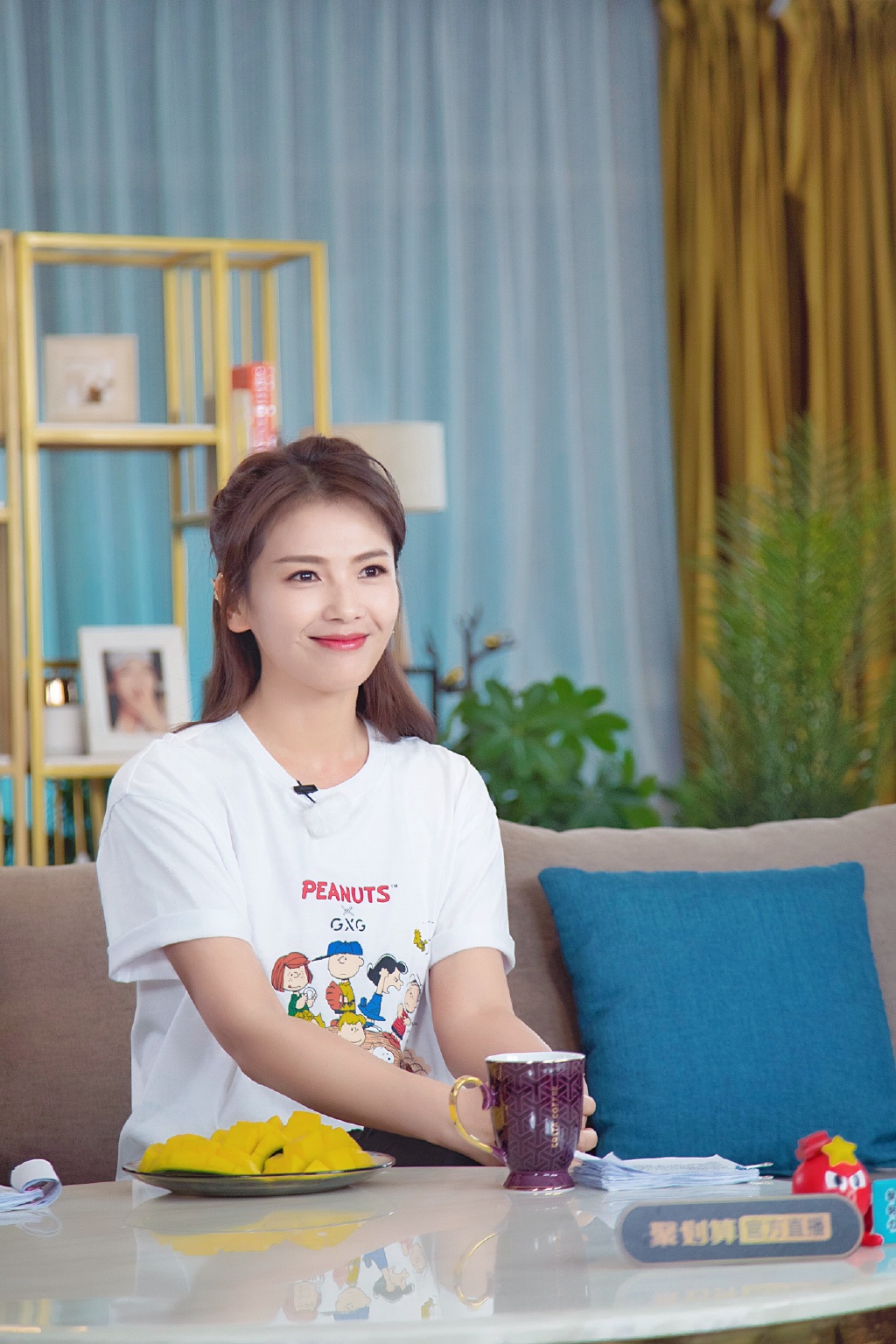 发带|42岁刘涛穿字母短袖扎发带,凹出满屏青春范,真不像个中年人