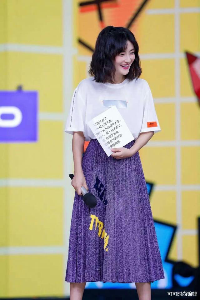 t恤：谢娜终于穿出高级感！白t恤塞进半身裙拉长腰线，换新发型很减龄