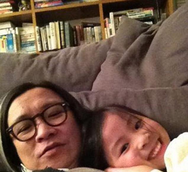 |走进吴君如在香港的家，家具都是自己动手做的，日子过得简朴平淡