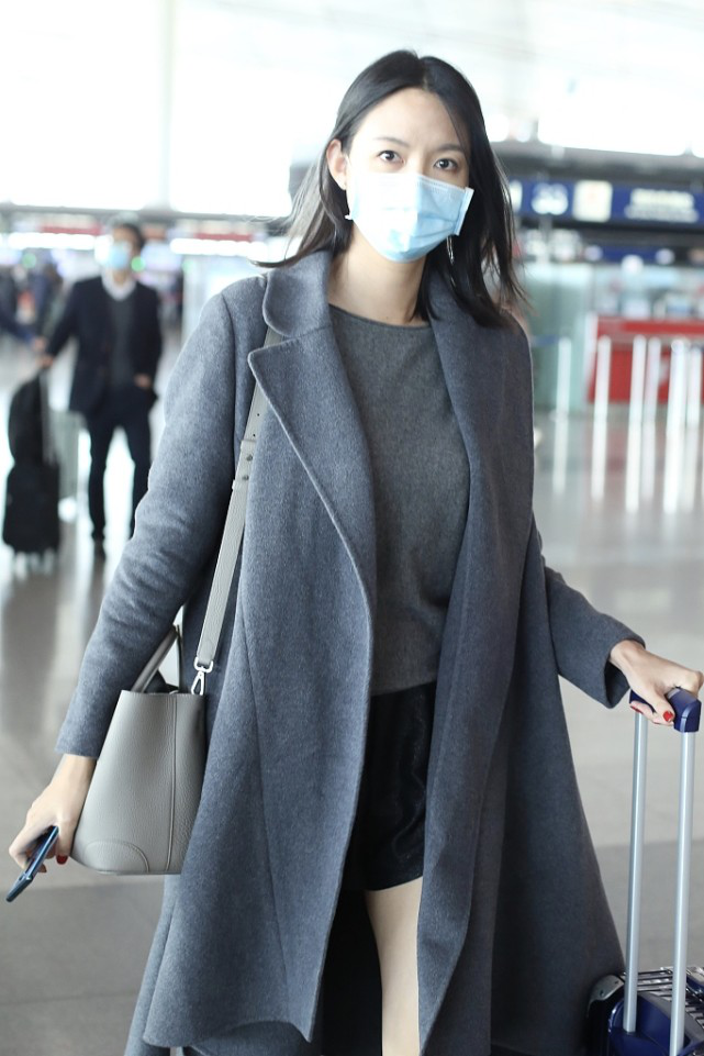 張梓琳私下穿的真低調，一身暗色服裝走機場，但也沒擋住大長腿-圖3