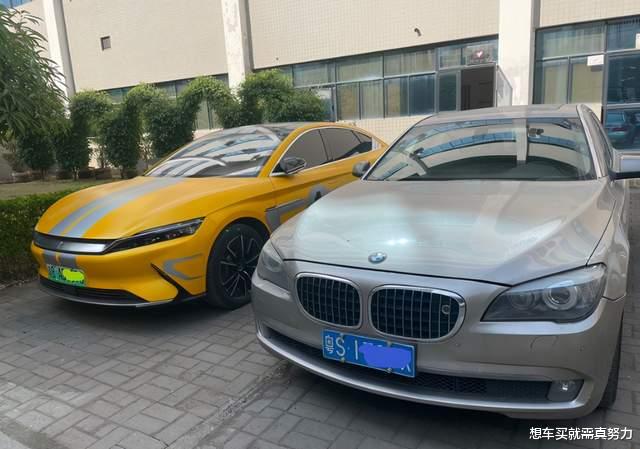 宝马740|30万的BYD汉遇到宝马740，饭局上两人相邻而坐，默契拿出钥匙