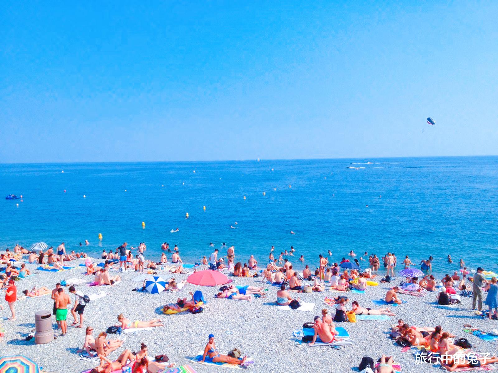 沙滩 仅有3平米领土的国王，靠和游客合影为生，仅能混个温饱