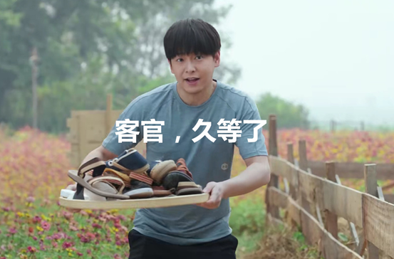 彭昱畅▲《向往的生活》彭昱畅兄妹逗孔雀,网友:果然恋爱的人智商会下降