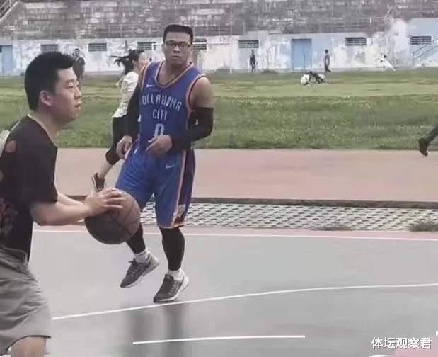 姚明|山寨版NBA球员：真假科比同框握手，詹韦同乘地铁，姚明太像了