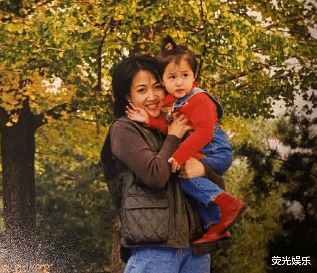 『关晓彤』关晓彤妈妈怀孕近照曝光，看到妈妈颜值后，网友：不做演员可惜了