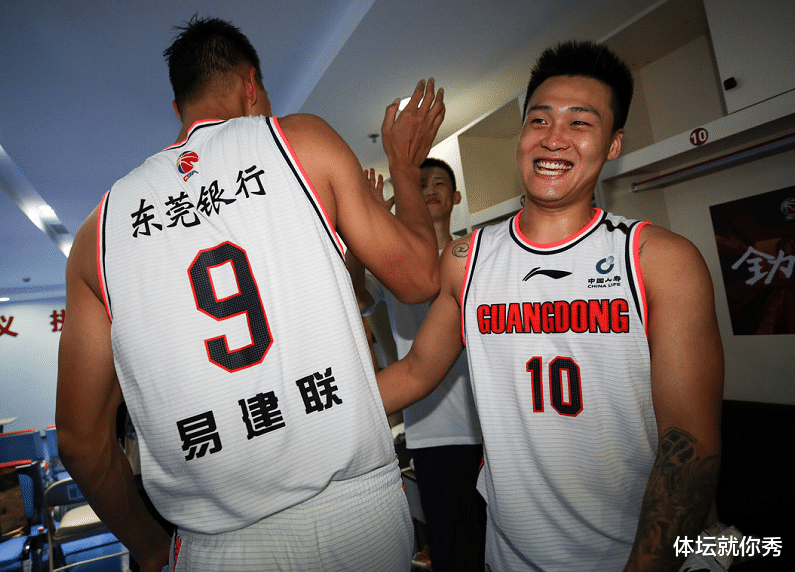 易建联|心酸!阿联复出轰18+14+3+2,四项数据全队最高,赛后腿上绑满冰袋